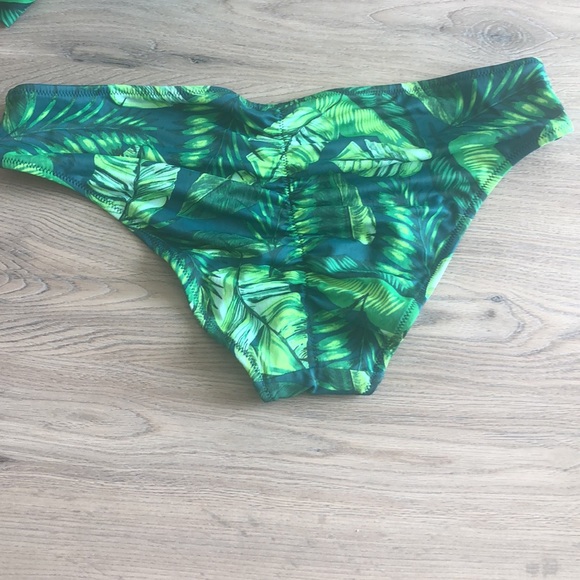 Tropical bikini - Picture 6 of 7